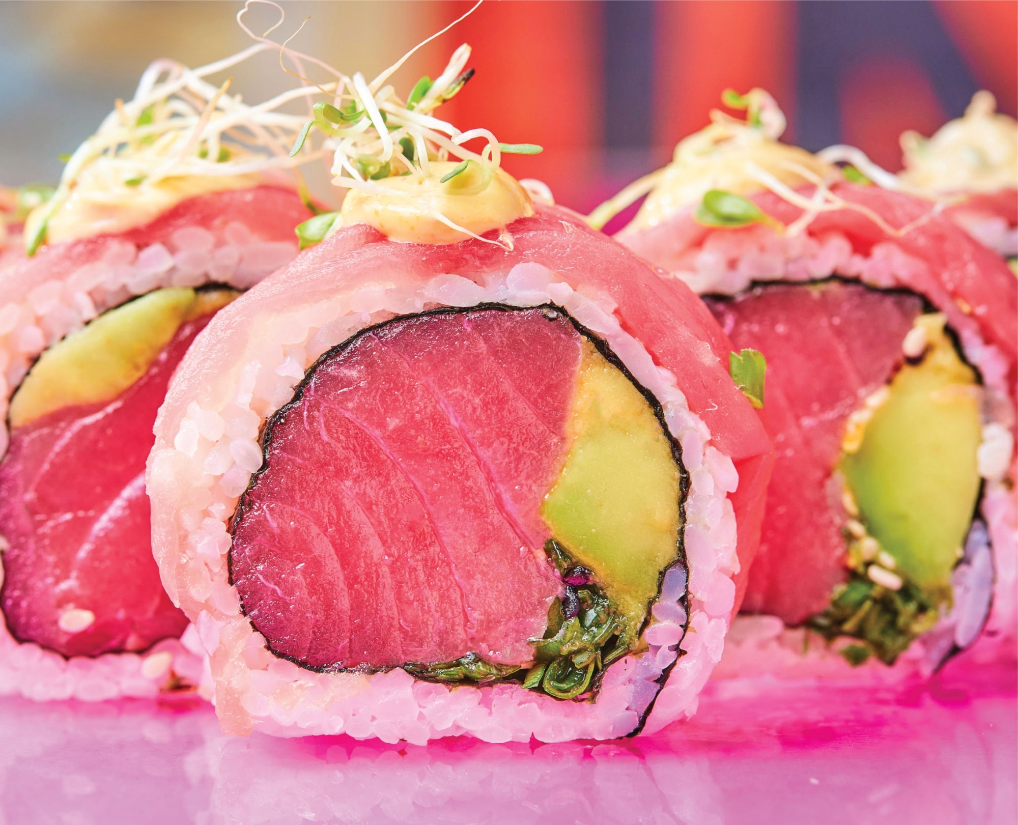 Roll de sushi de Nacionsushi con atún fresco, aguacate y arroz, presentado en primer plano.