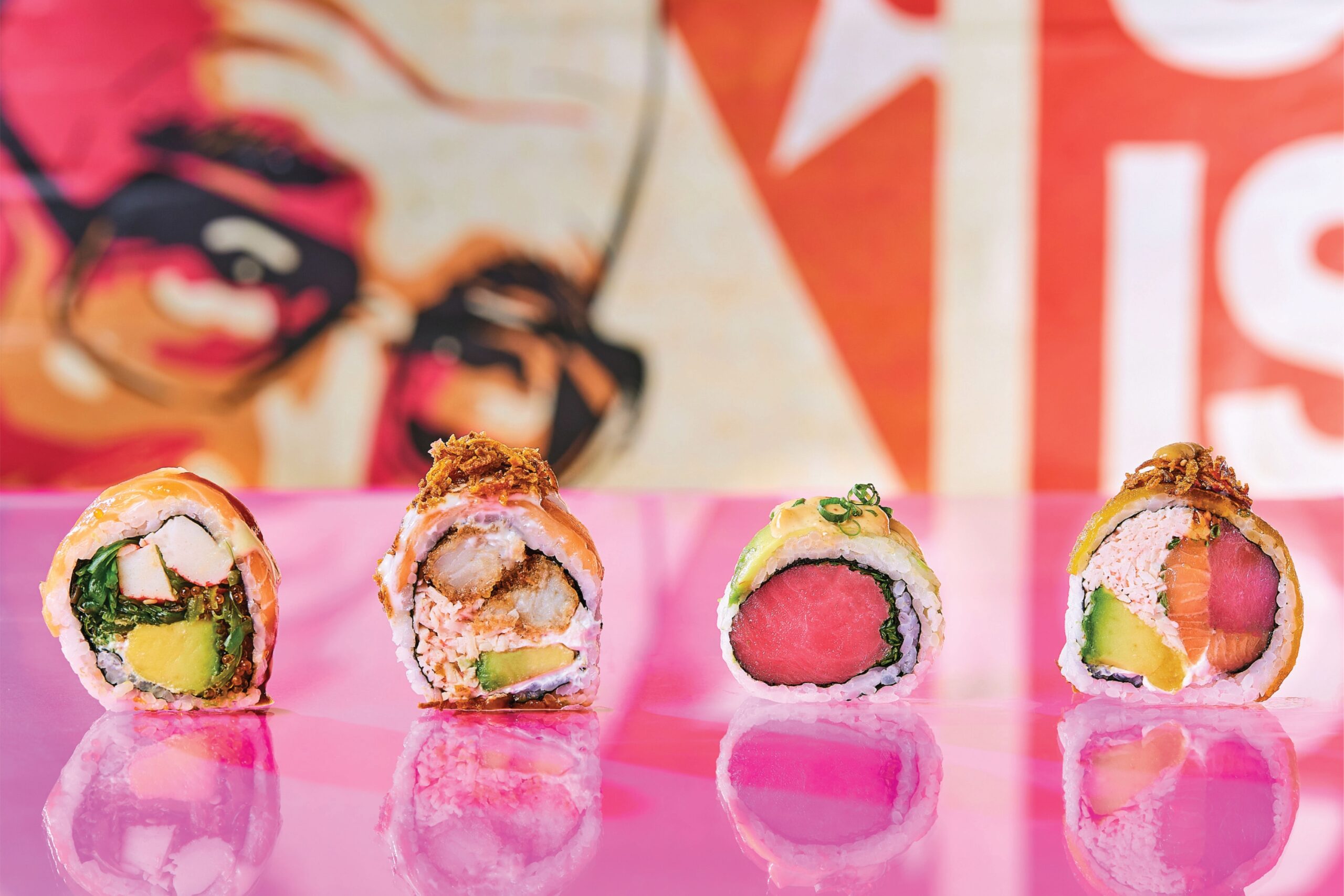 Rolls de sushi variados de Nacionsushi con ingredientes frescos como salmón, atún, aguacate y cangrejo.